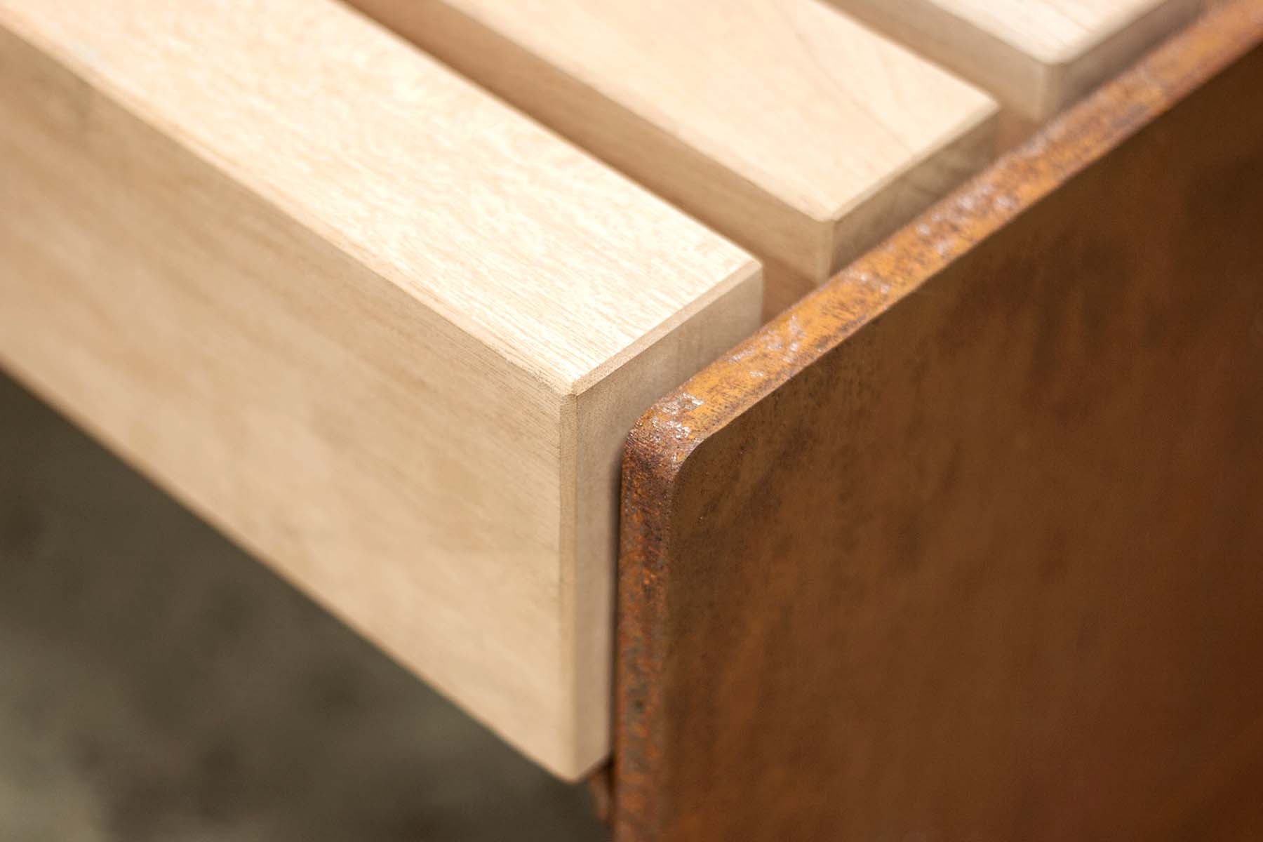 Unterbau und Holzbelattung der Sitzbank Dalia