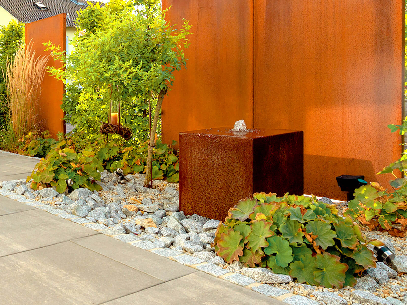 Wasserbrunnen QUADRO mit einer Säule als Designhighlight im Steingarten