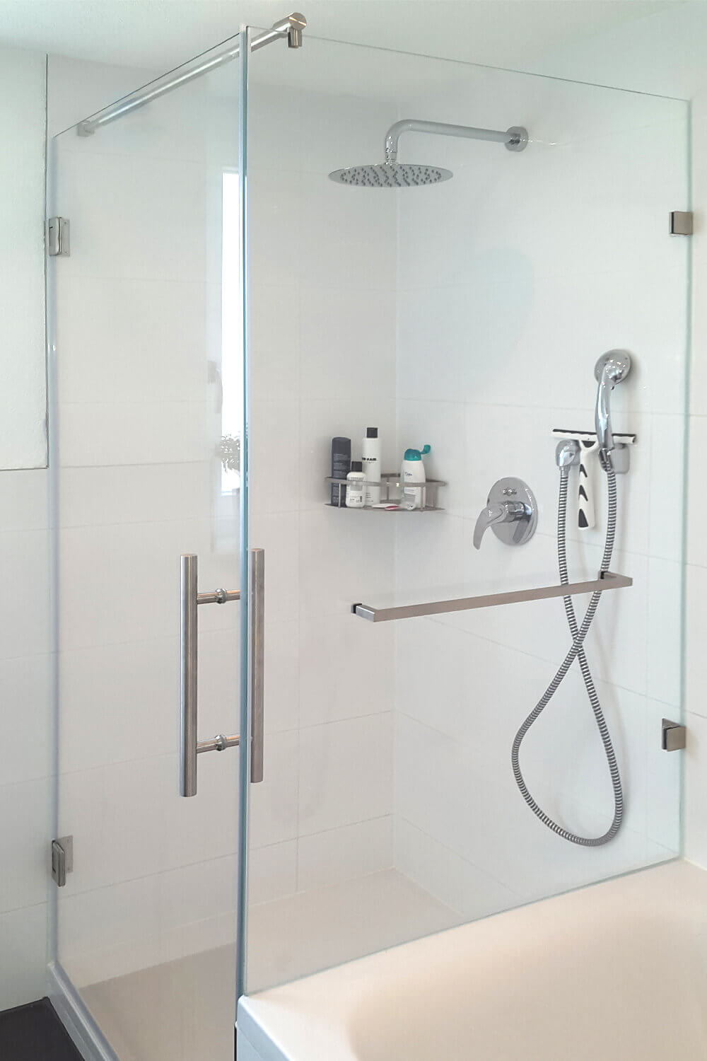 Duschkabine an Wanne mit großer Tür und Festteil inklusive Handtuchhalter