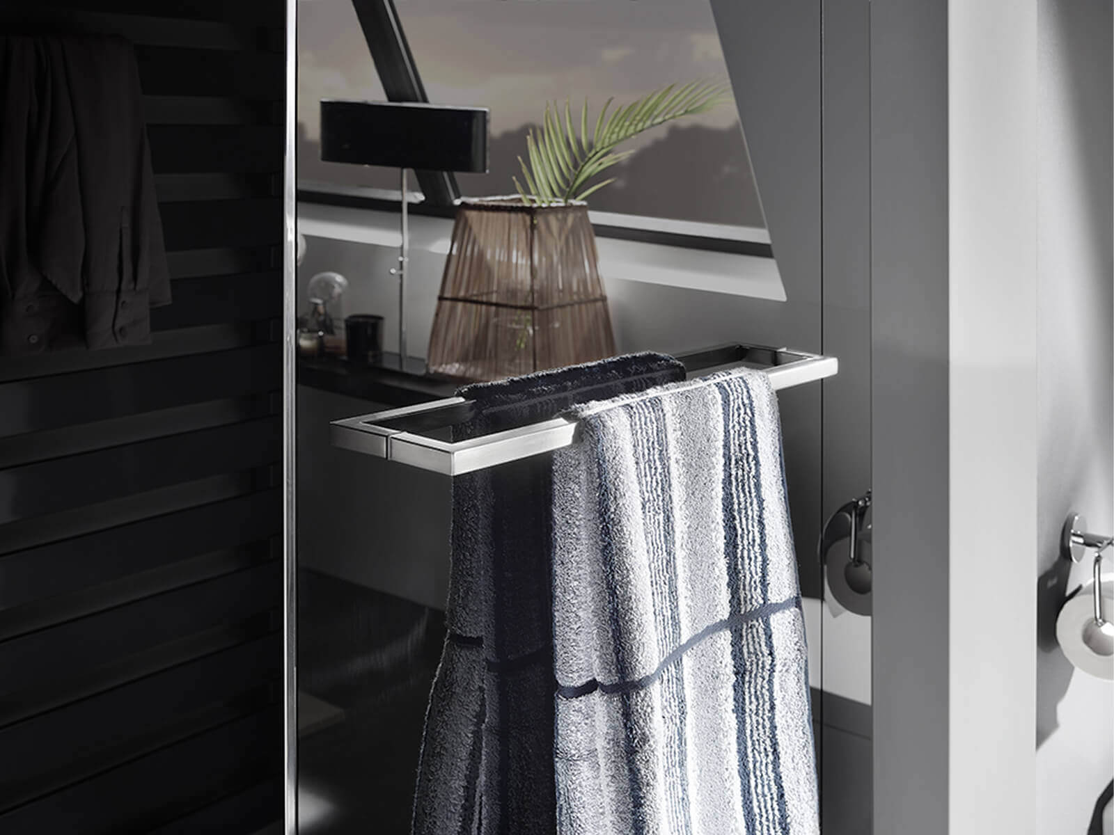 Eckiger Handtuchhalter aus mattem Edelstahl mit Handtuch an dunkelgrauer Duschwand