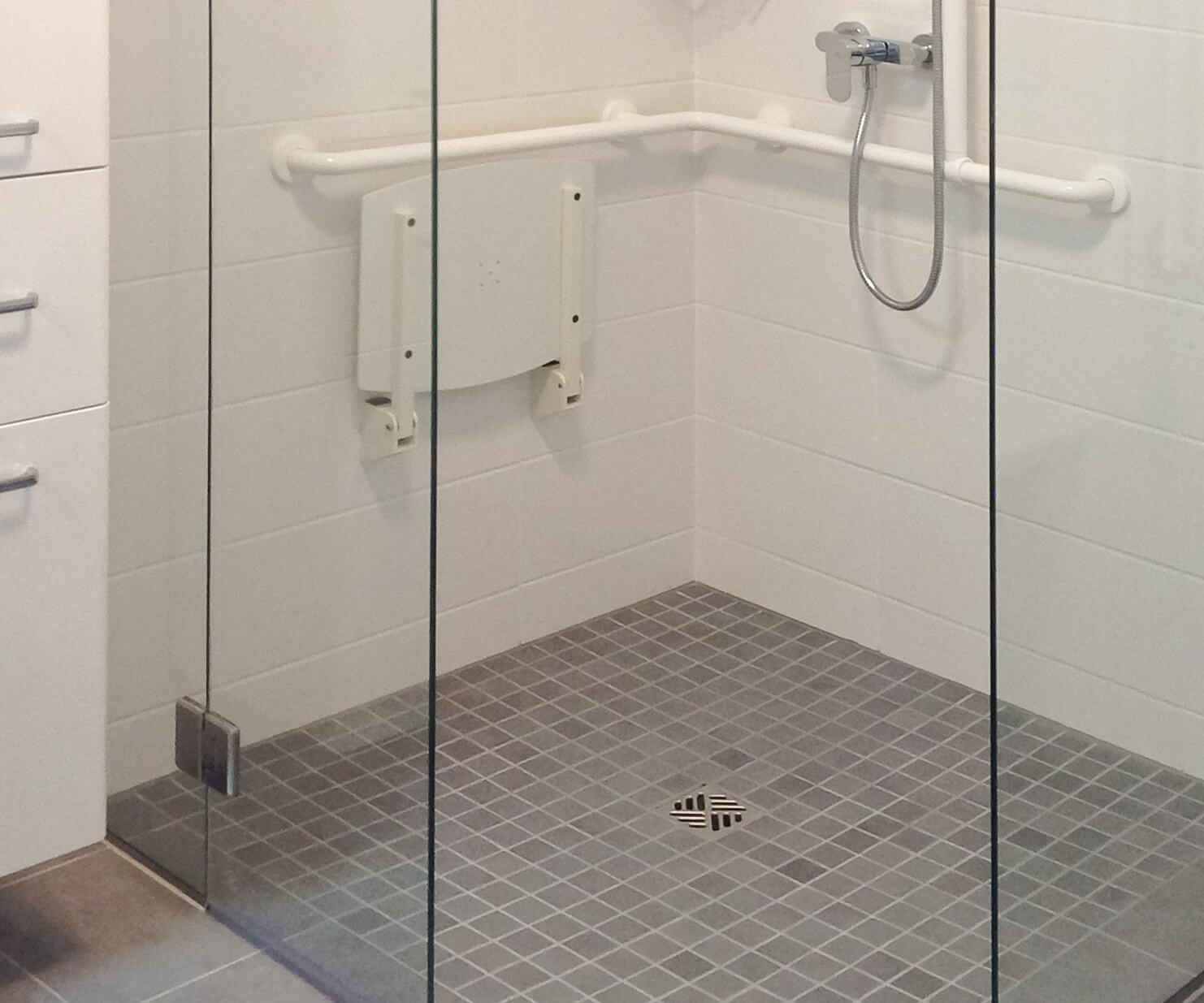 barrierefreie_dusche_mit_freistehendem_glas_mit_grossen_fliesen