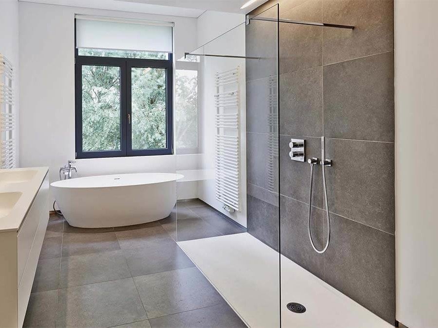 grosse-barrierefreie-walk-in-dusche-aus-glas-im-modernen-badezimmer-mit-freistehener-badewanne