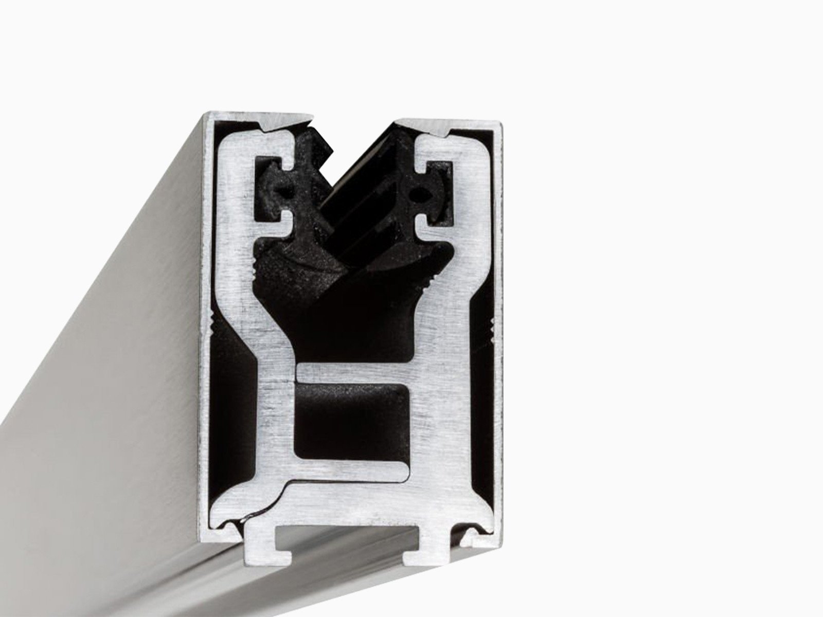 Klemmprofil als Wandbeschlag aus Aluminium in Hochglanz