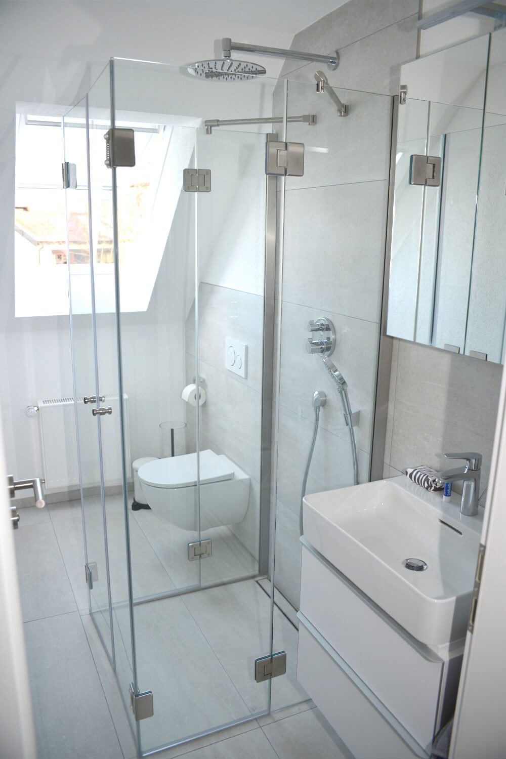 Duschabtrennung faltbar mit zwei Türen und vier Festteilen neben Waschbecken