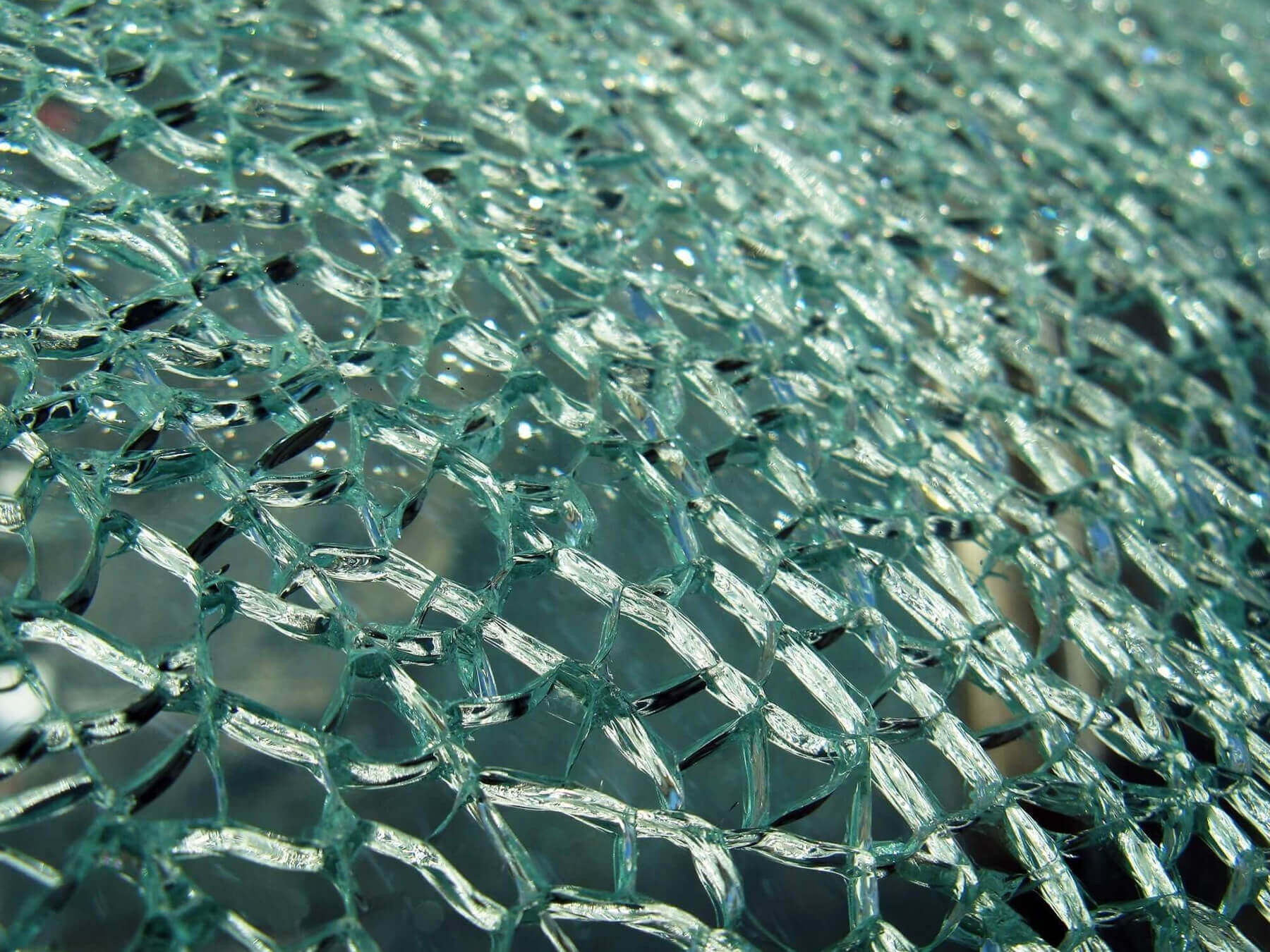 Gebrochenes Glas splitterbindend
