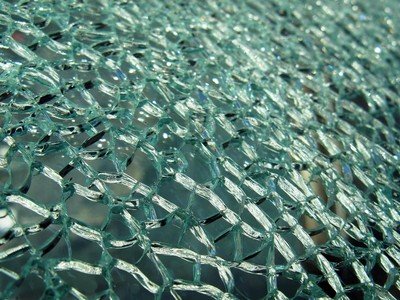 Gebrochenes Glas splitterbindend