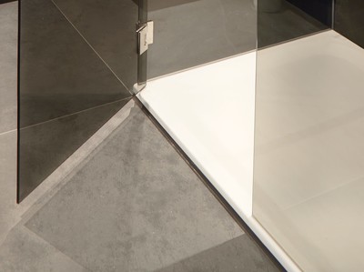 Glasdusche mit Duschtasse und geöffneter Tür aus dunkelgrauem Glas