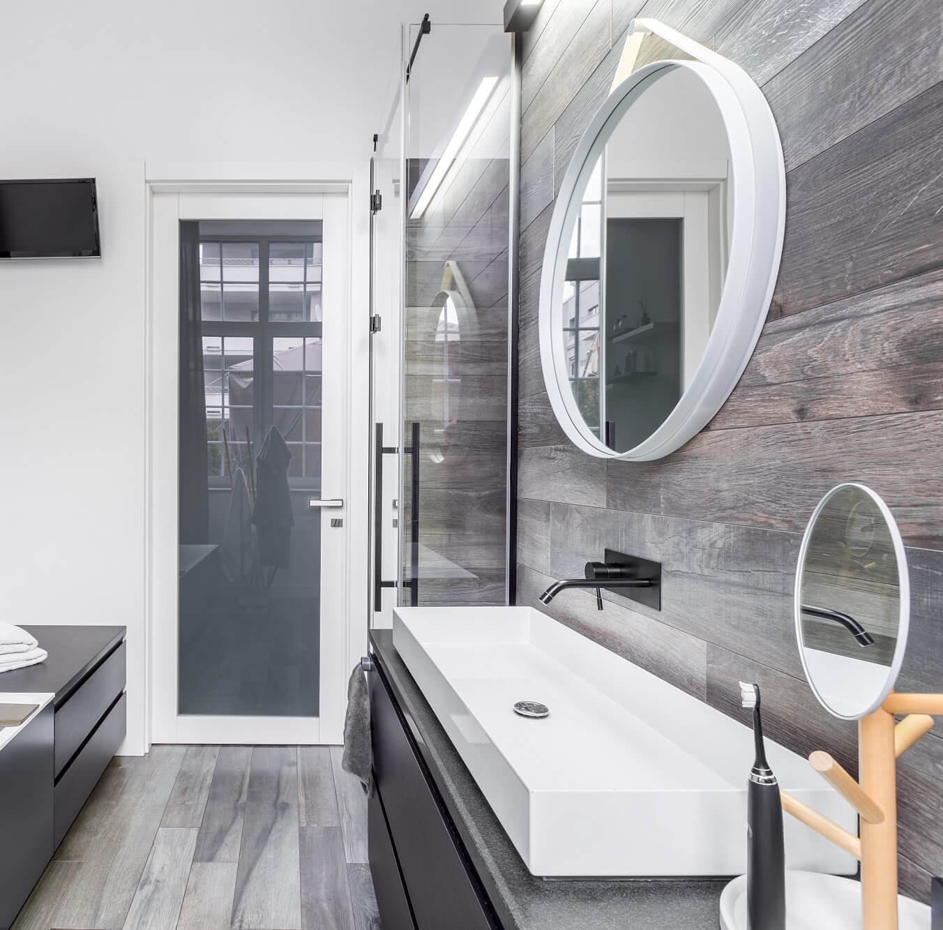 kleines_Badezimmer_mit_Dusche_und_puristischer_Einrichtung