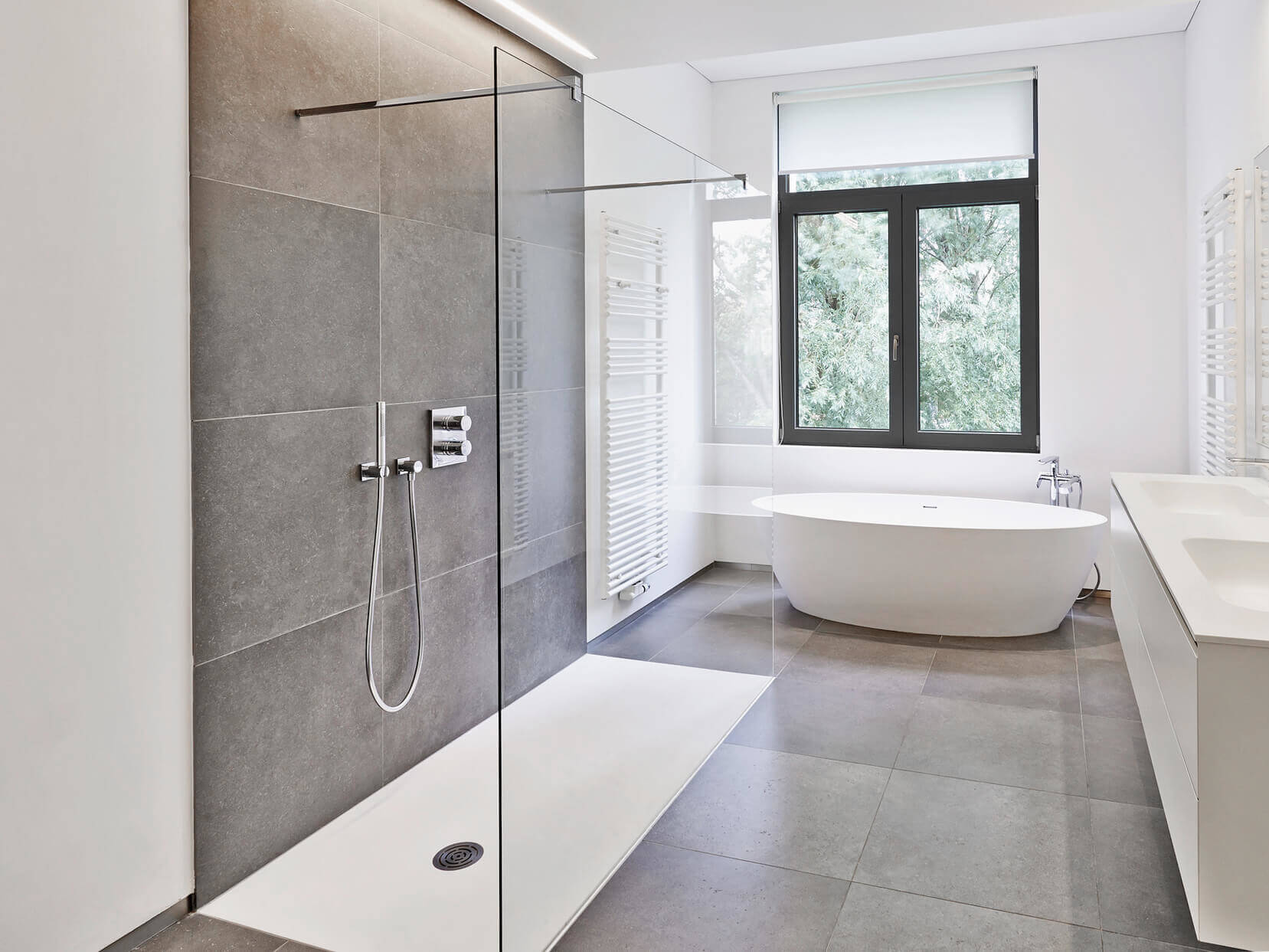 barrierefreie_Walk_In_Dusche_aus_Glas_im_modernen_und_offenen_Badezimmer