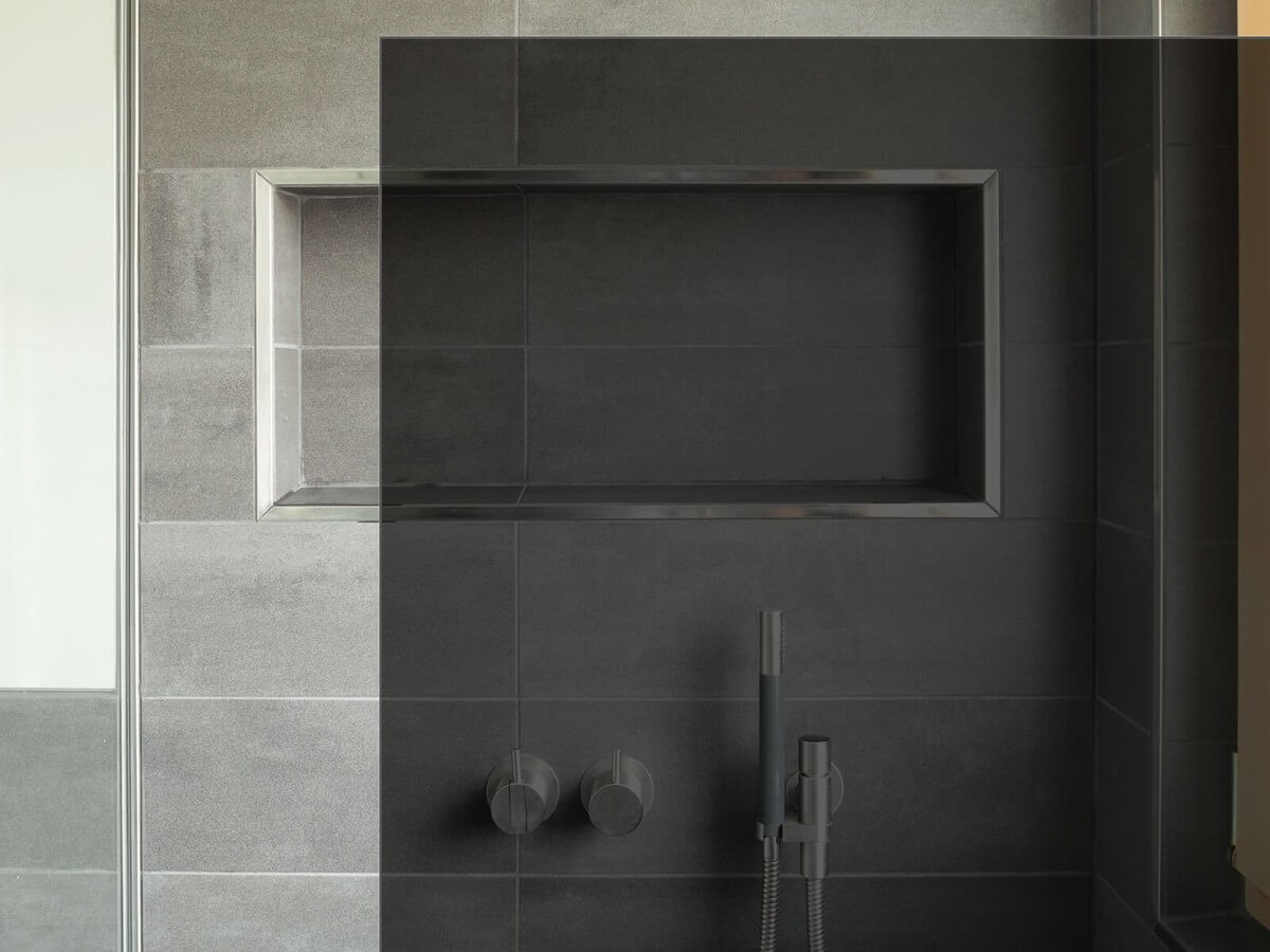 Dusche mit dunkelgrauem Glas