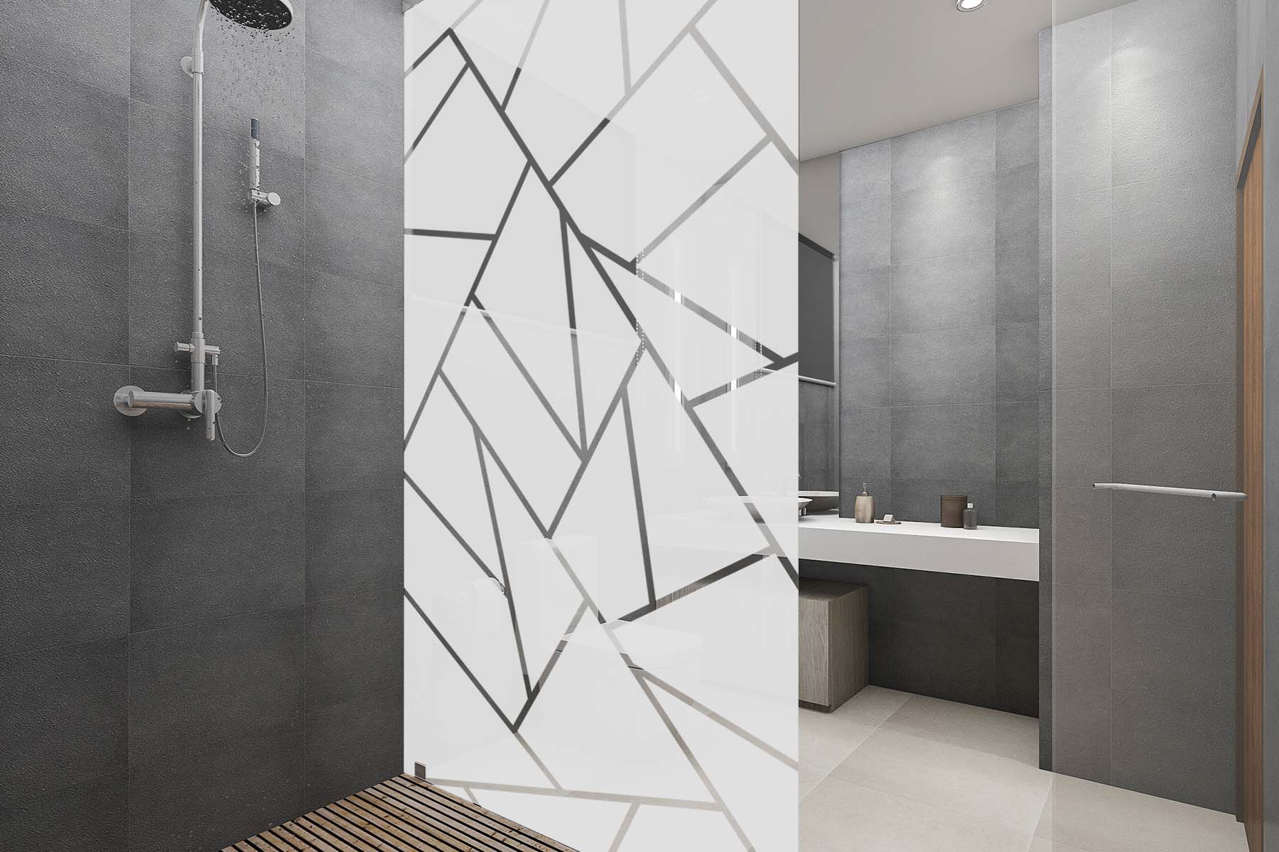 Duschwand mit geometrischem Muster als Walk-in-Dusche im Badezimmer mit grauen Fliesen