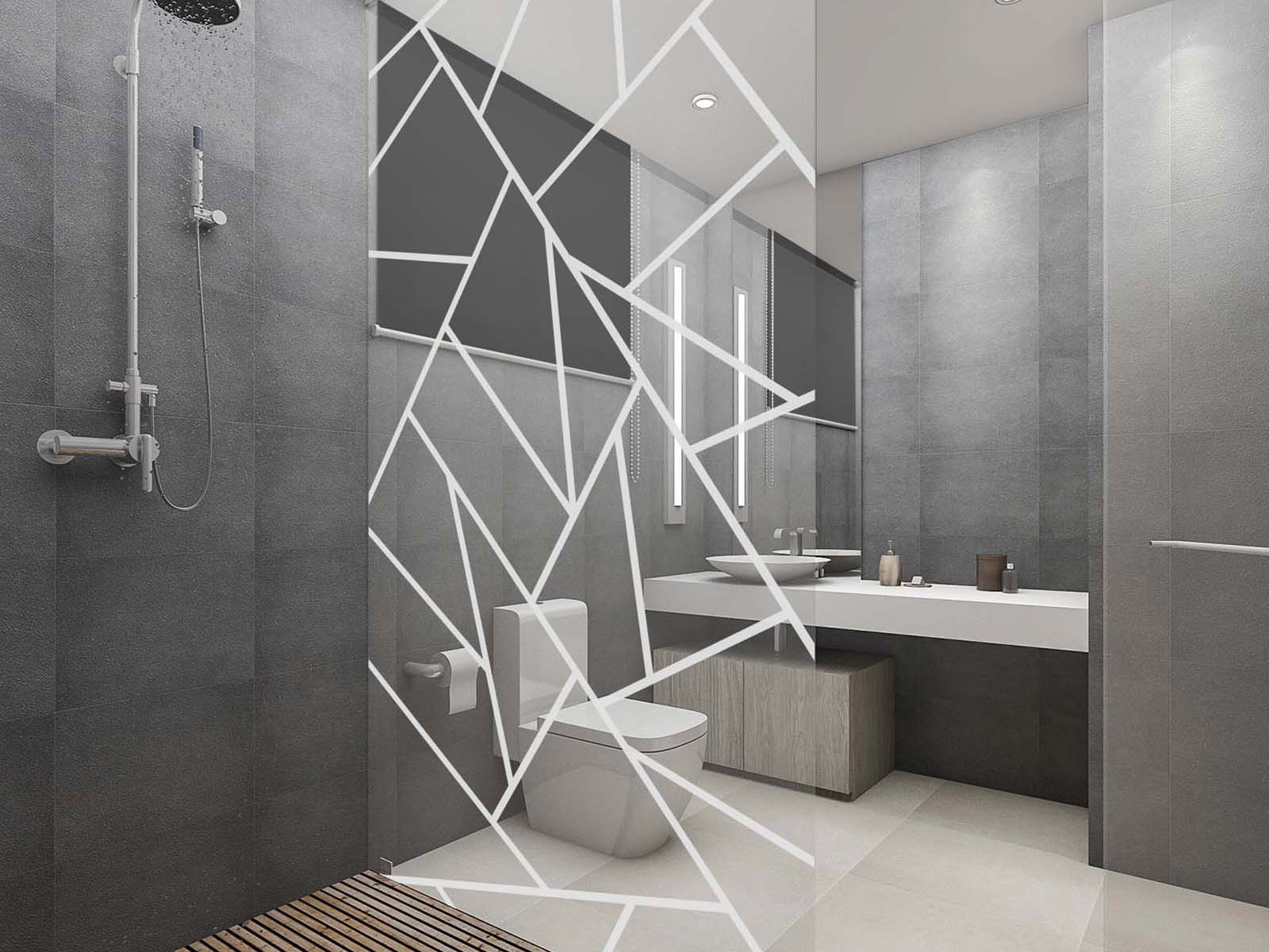 Duschwand mit geometrischem Muster in Badezimmer mit grauen Fliesen