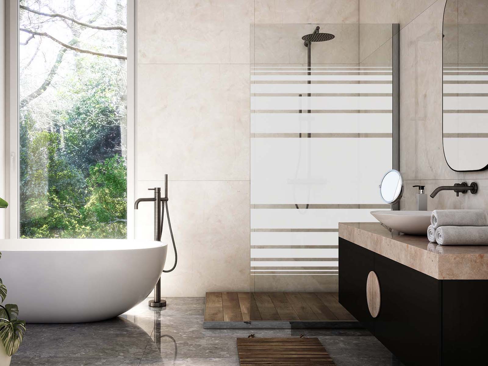 Duschwand mit Streifenverlauf Muster neben freistehender Badewanne in modernem hellem Bad
