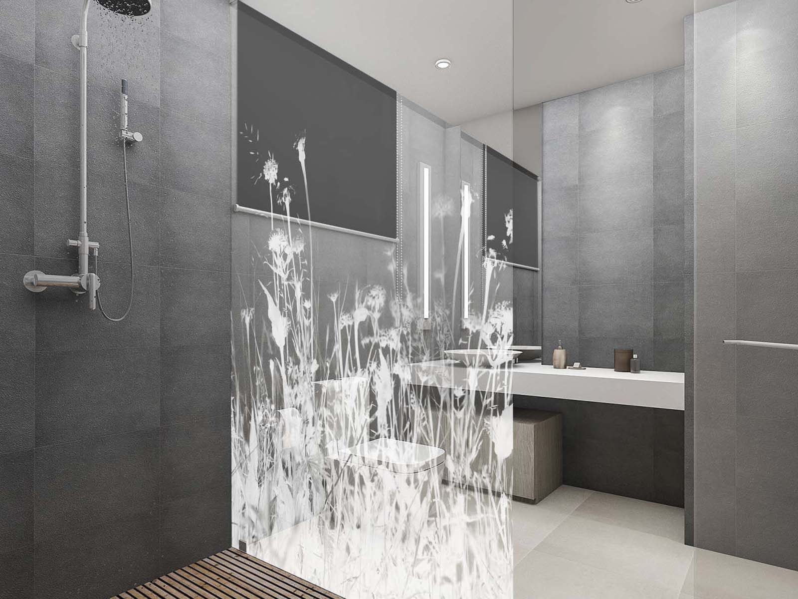 Walk-in-Duschwand mit Wiesen-Motiv in dezentem Badezimmer mit grauen Fliesen