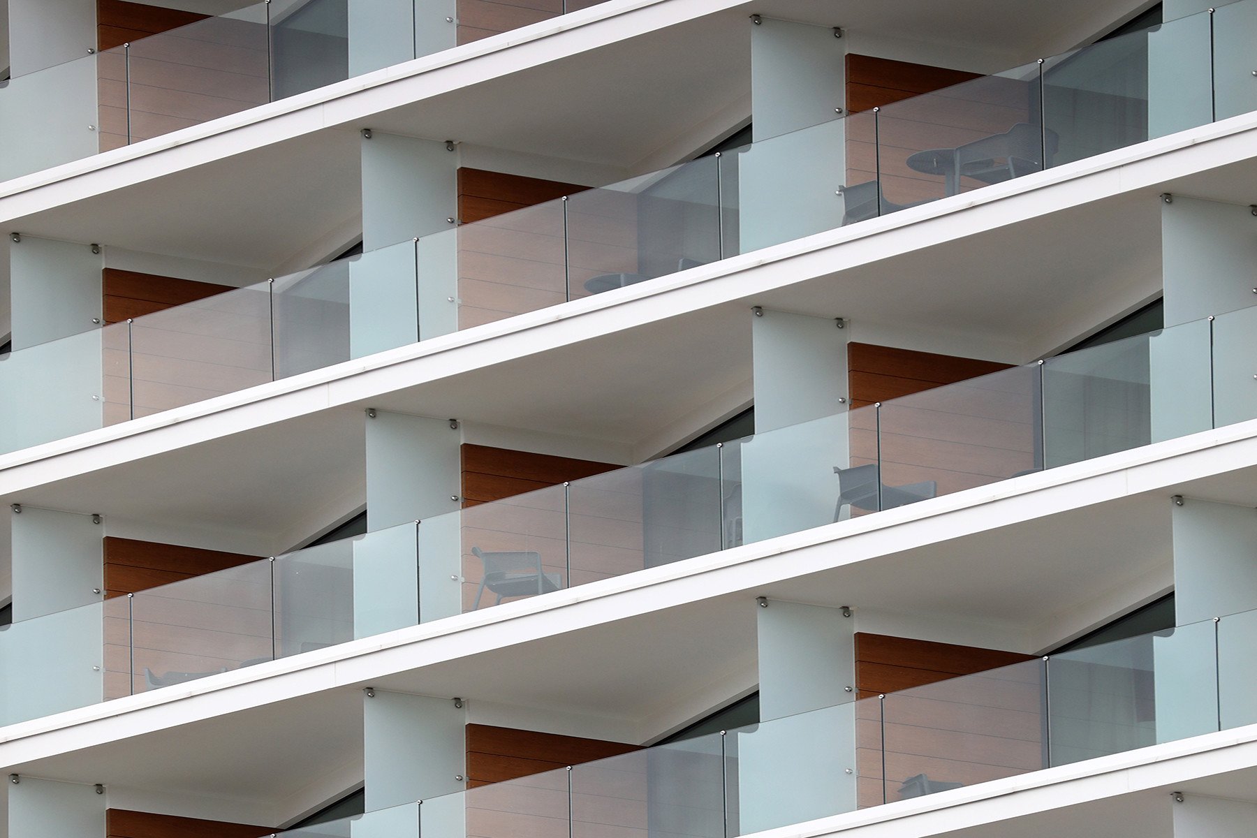 Moderne Hotelanlage mit Glasgeländer ANTE als Absturzsicherung für Balkon und Dachterrasse
