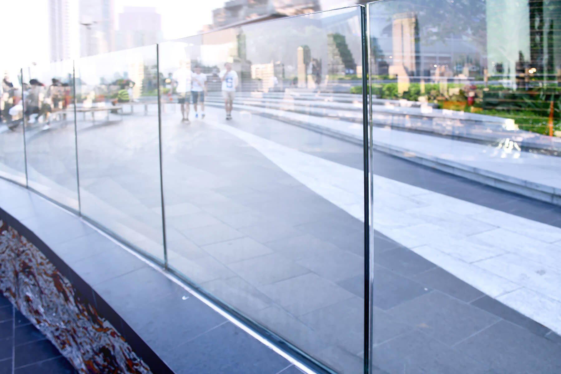 Glasbruestung aus Klarglas mit offenem Blick in die Stadt und maximaler Transluzenz 