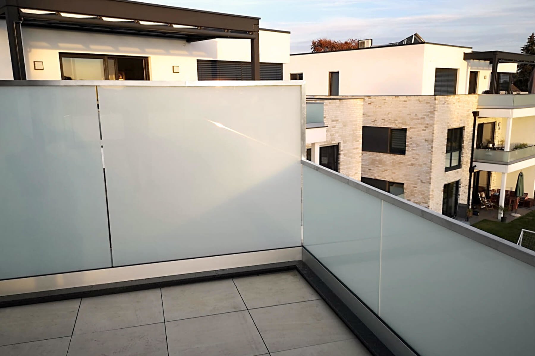 Reling aus Glas für Balkon oder Dachterrasse nach Maß mit Übergang und satiniertem Glas ideal als Sichtschutz