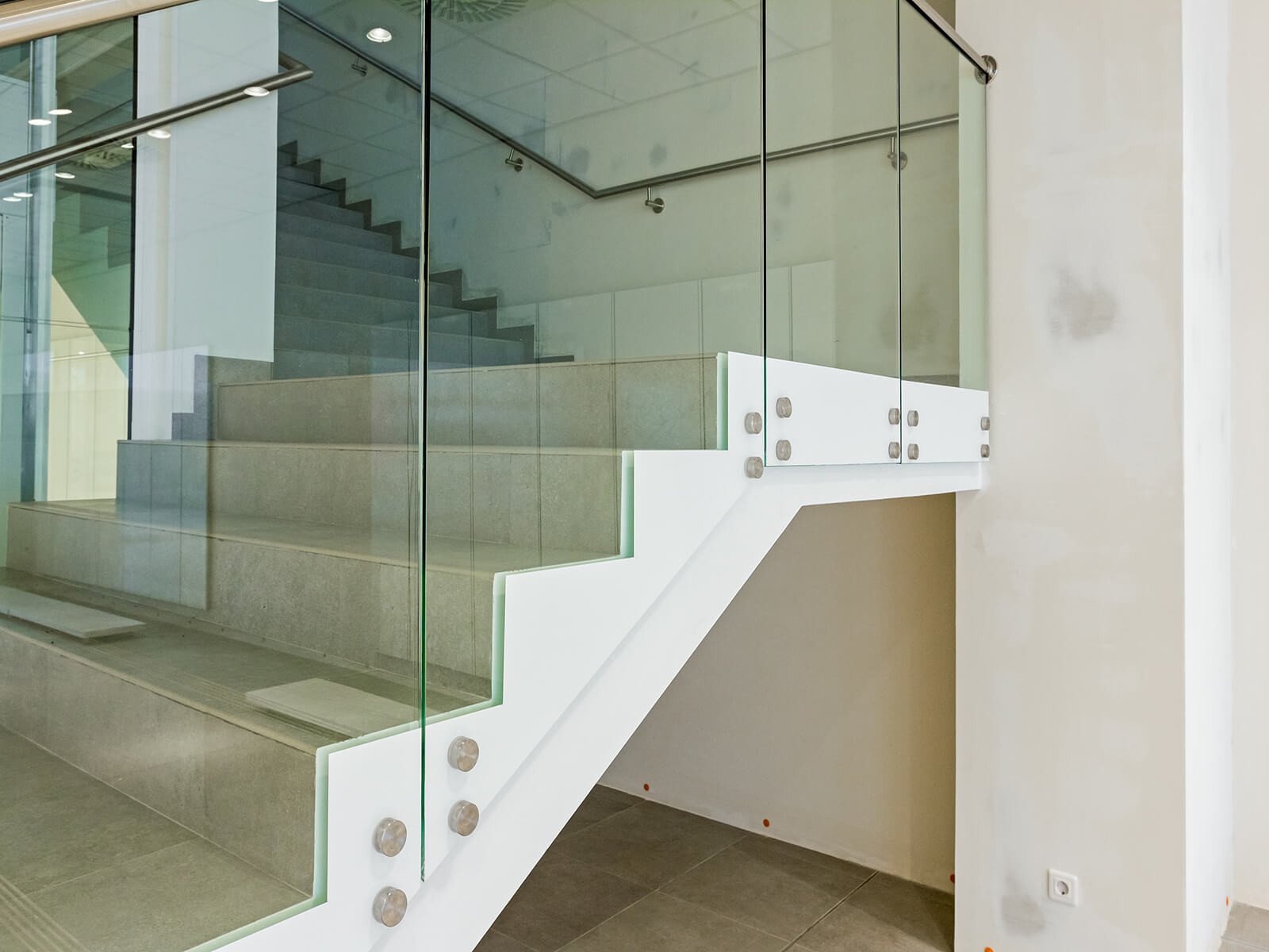 Glasbruestung SOLO die ideale Loesung um Treppen mit einem Gelaender zu sichern