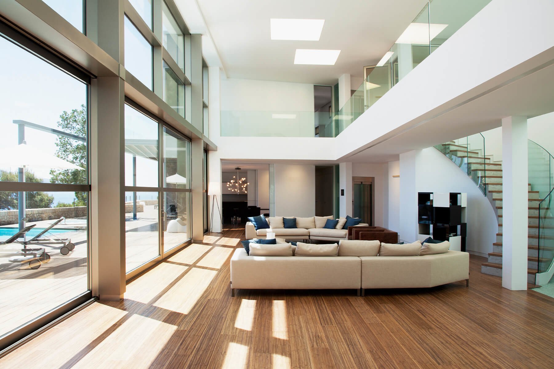 Glasbruestung Variante im Wohnzimmer fuer ein luxurioses und edles Ambiente