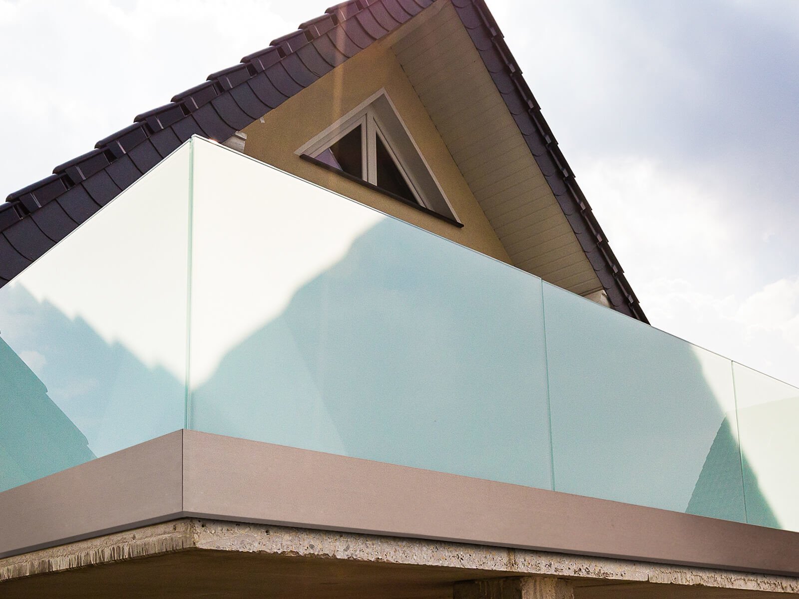 Glasgeländer Variante als moderne Absturzsicherung für den Balkon