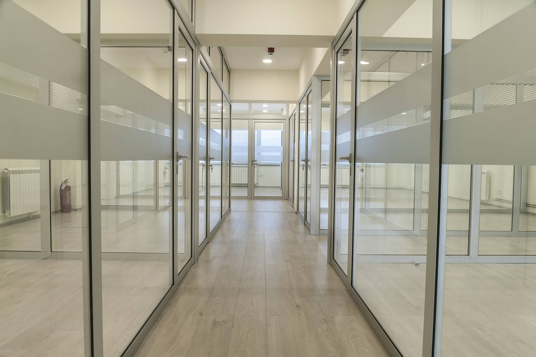 Moderne und offene Büroräumlichkeiten mit Trennwänden aus Glas