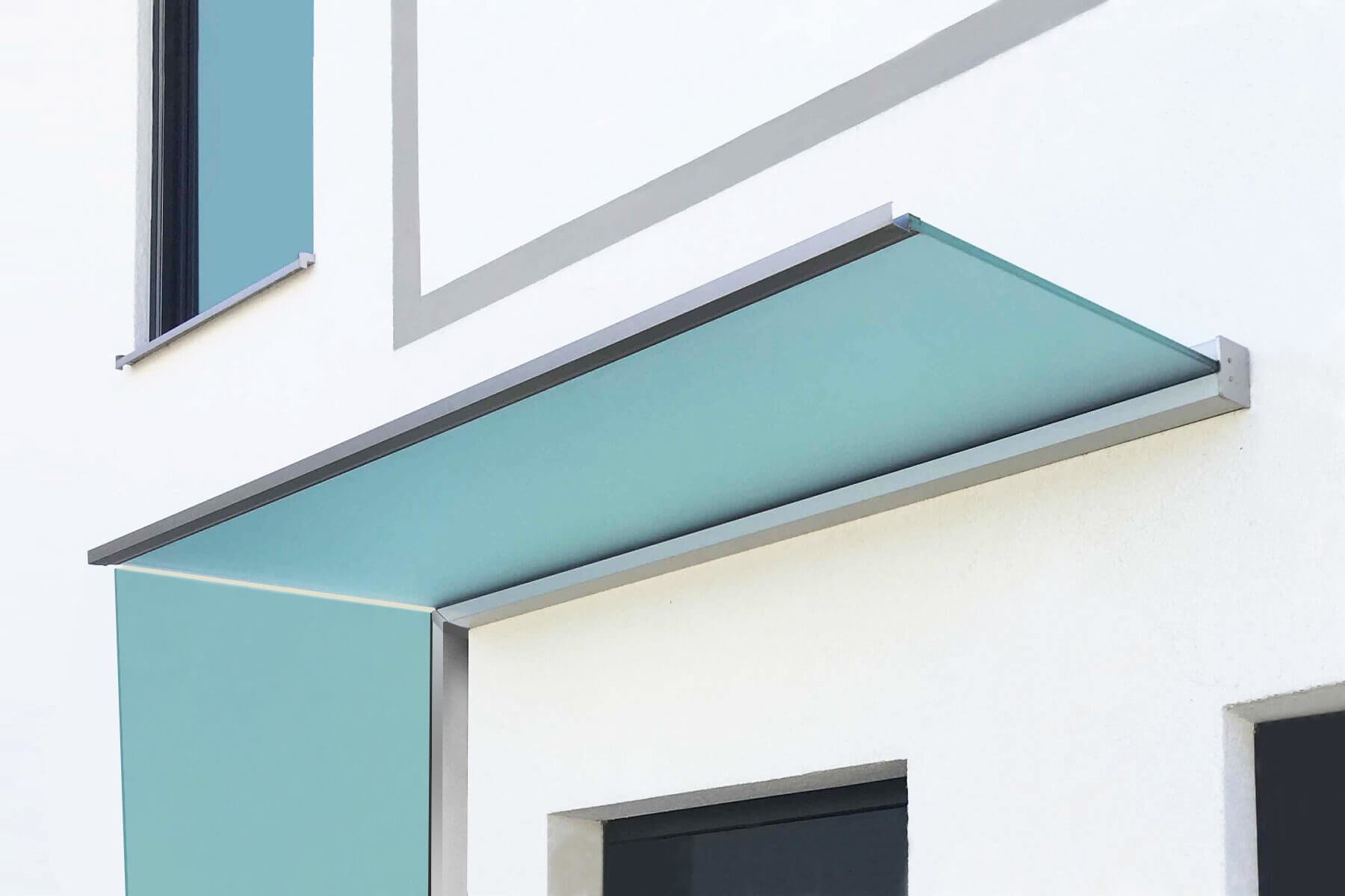 Hochwertiges Vordach mit Seitenwindschutz aus satiniertem Glas sorgt zusätzlich für Sichtschutz