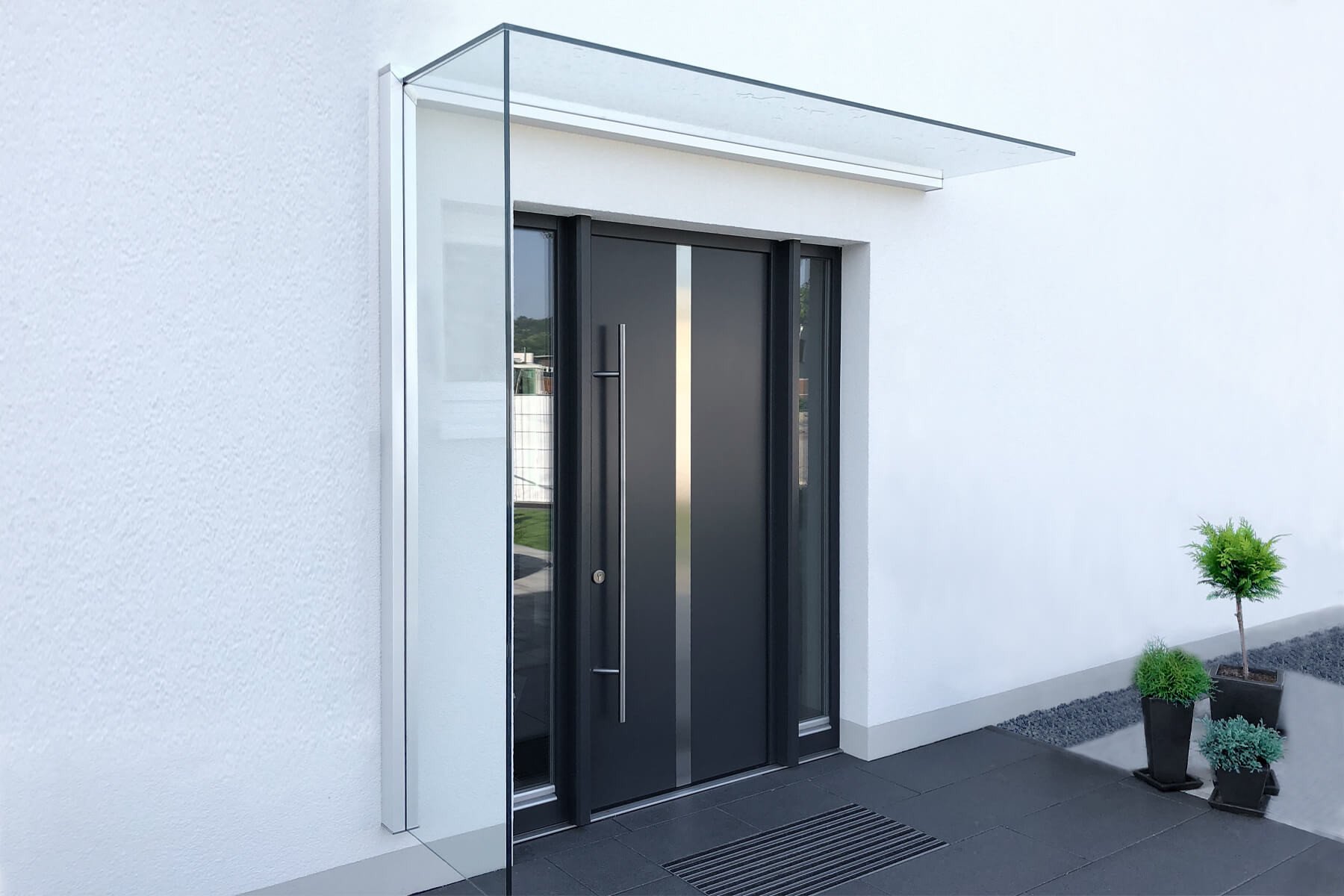 Modern und elegant Vordach mit Glasseiten wertet Optisch jeden Eingangsbereich auf
