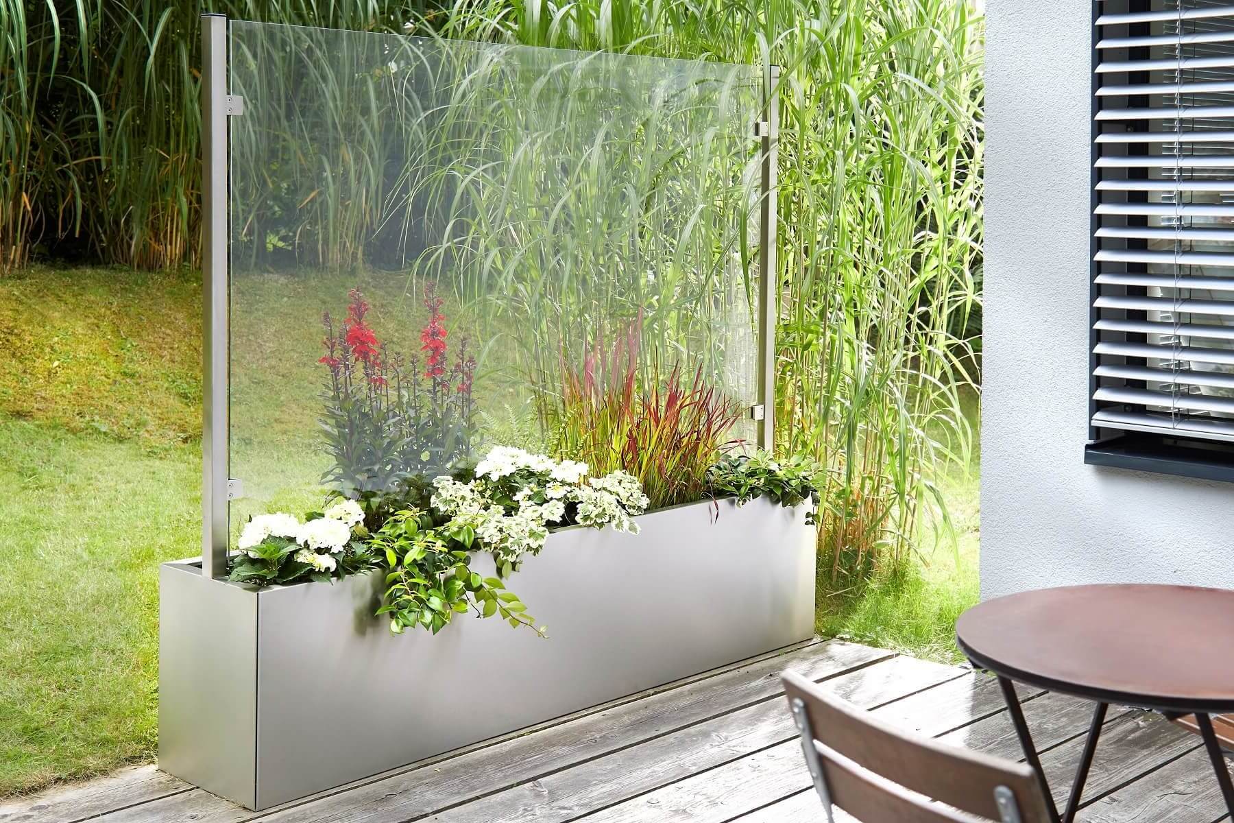 Klarglas verwendet beim Wind- und Sichtschutz mit Pflanzkasten in Edelstahl