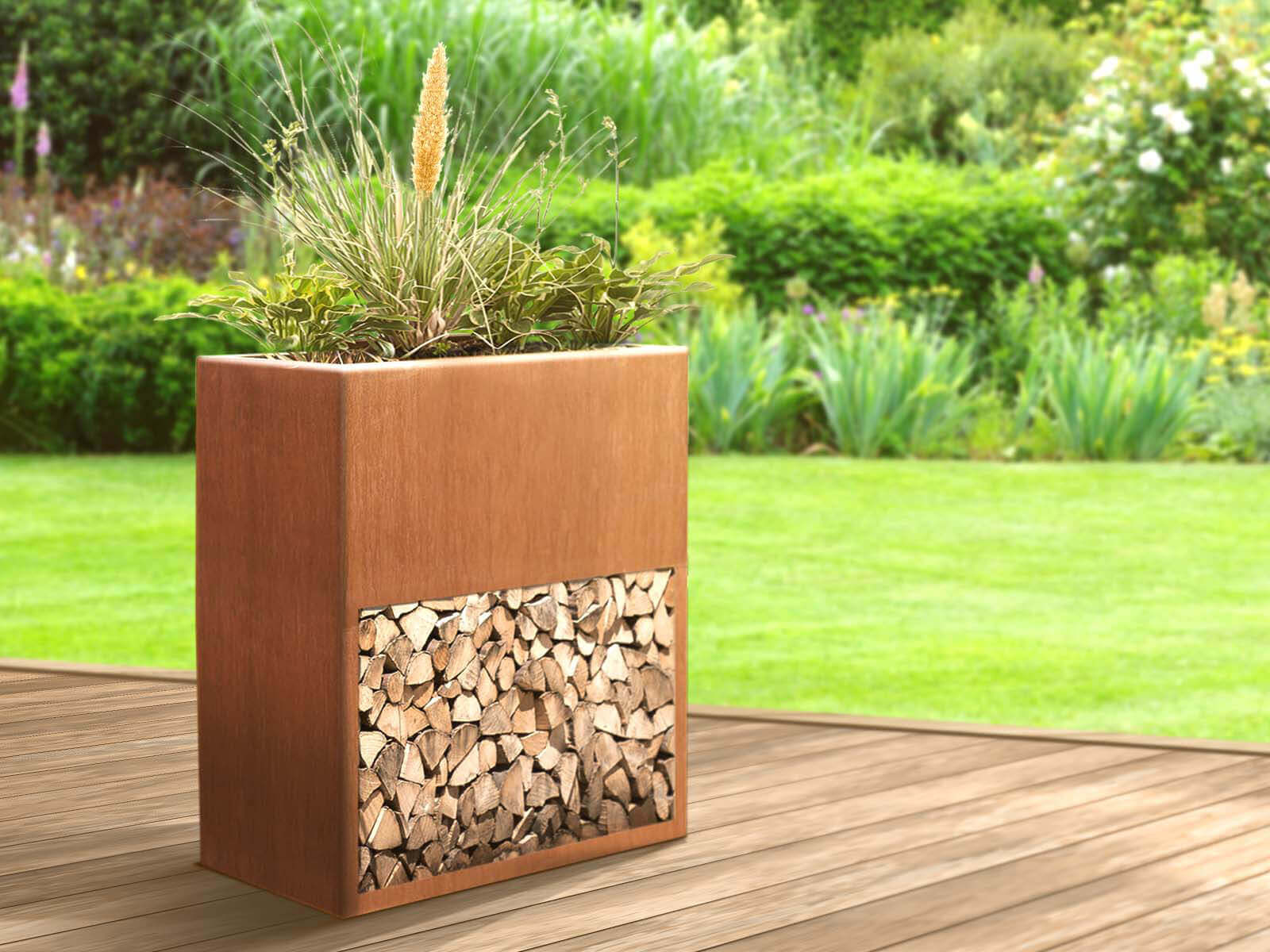 Brennholzregal aus Cortenstahl mit Pflanzkasten befüllt mit Kaminholz auf einer Terrasse