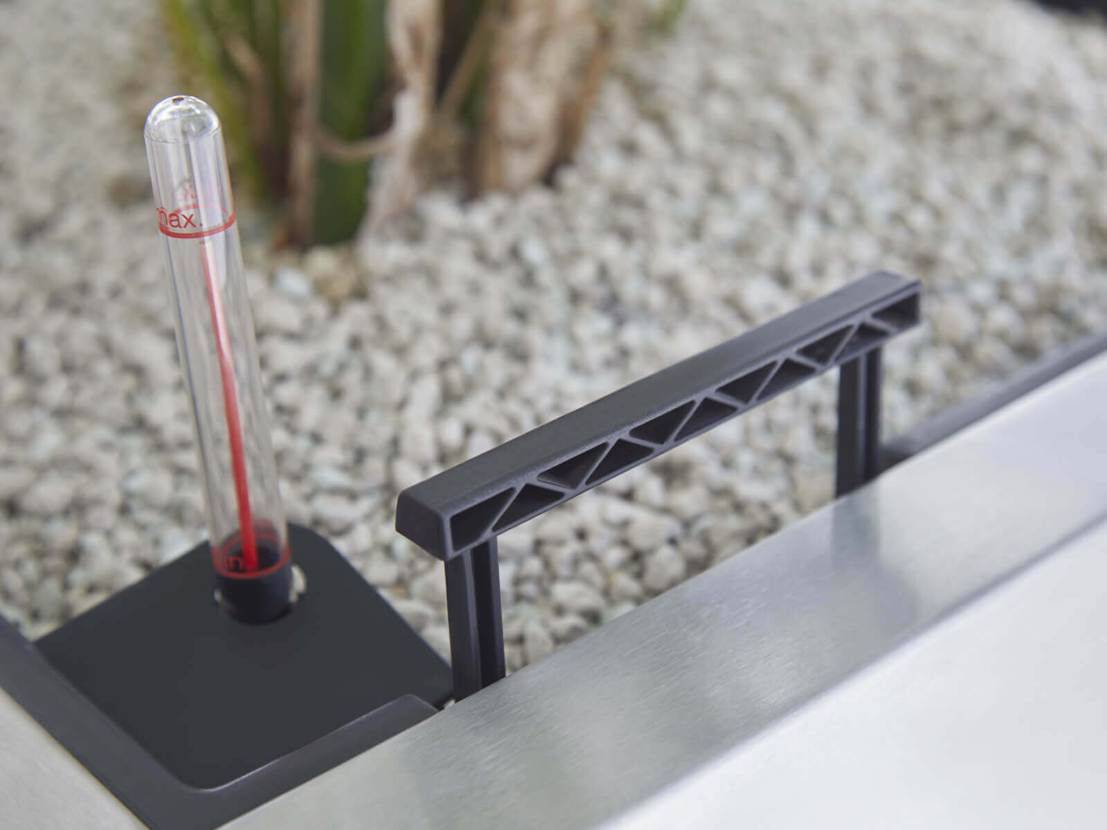 Pflanzeinsatz mit Tragegriff und Wasserstandsanzeige