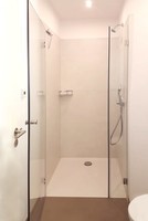 Duschtür Nische mit schmalem Festteil und großer Tür