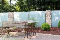 Glaszaun Feng in Kombination mit Gabionenzaun optisches Highlight im Garten