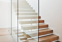 PUR Glastrennwand als Treppenverglasung
