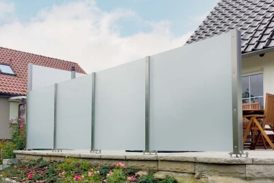 Blickdichter Glaszaun als Wind- und Sichtschutz-für den Garten mit Gefälle