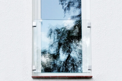 Fensterbrüstung Canto an weißer Fassade