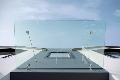 Glas Vordach mit Edelstahl Befestigungen