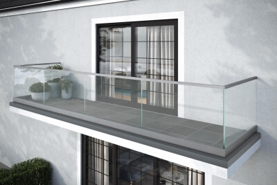 Glasgeländer zur versetzten Anbringung an der Absturzkante des Balkons