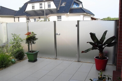 Glaszaunsystem Aundo in Kombination mit Tür ideal für Garten Terrasse und Balkon