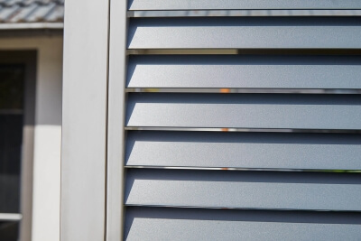 Lamellenzaun Porto aus Edelstahl und Lamellenelementen aus hochwertigem Aluminium ideal als Sichtschutzzaun