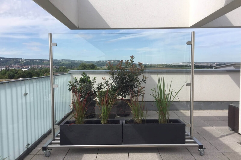 Mobiler Windschutz und Sichtschutz auf Rollen und Ablagefläche freistehend für Garten Terrasse und Balkon