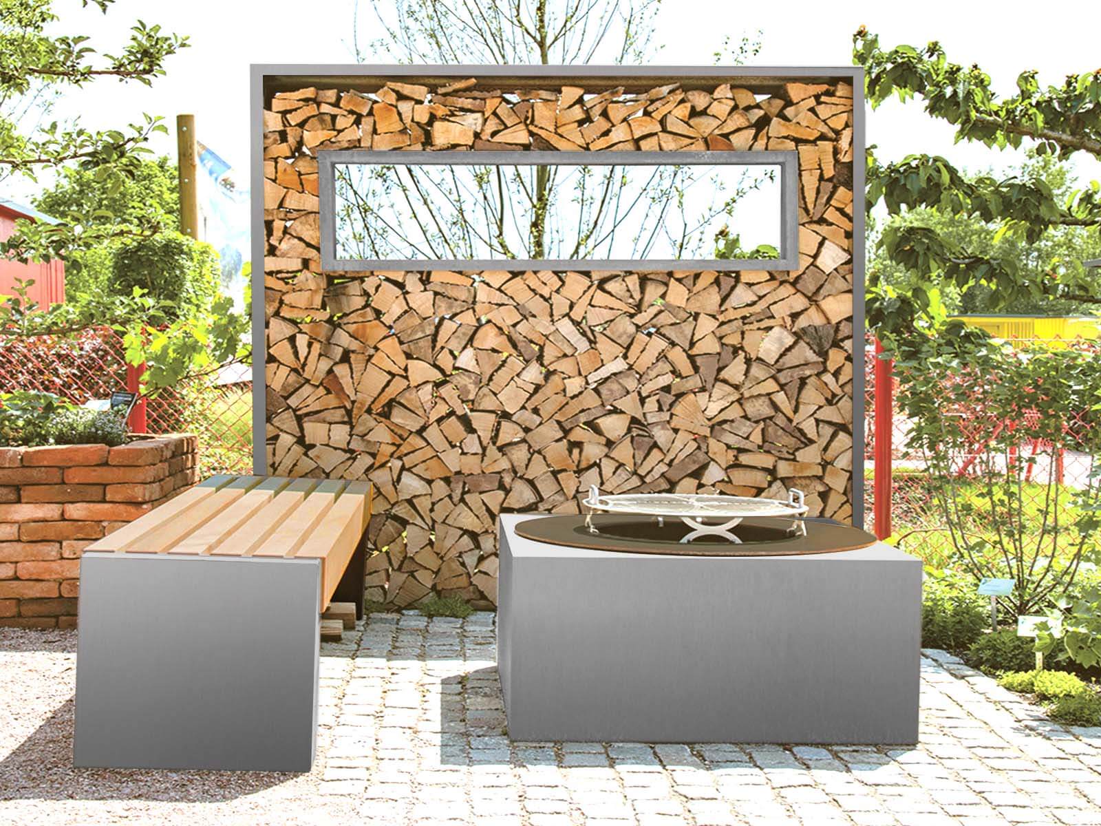 Brennholzregal aus Edelstahl mit rechteckigem Einsatz als Sichtschutz an Feuerstelle und Holzbank