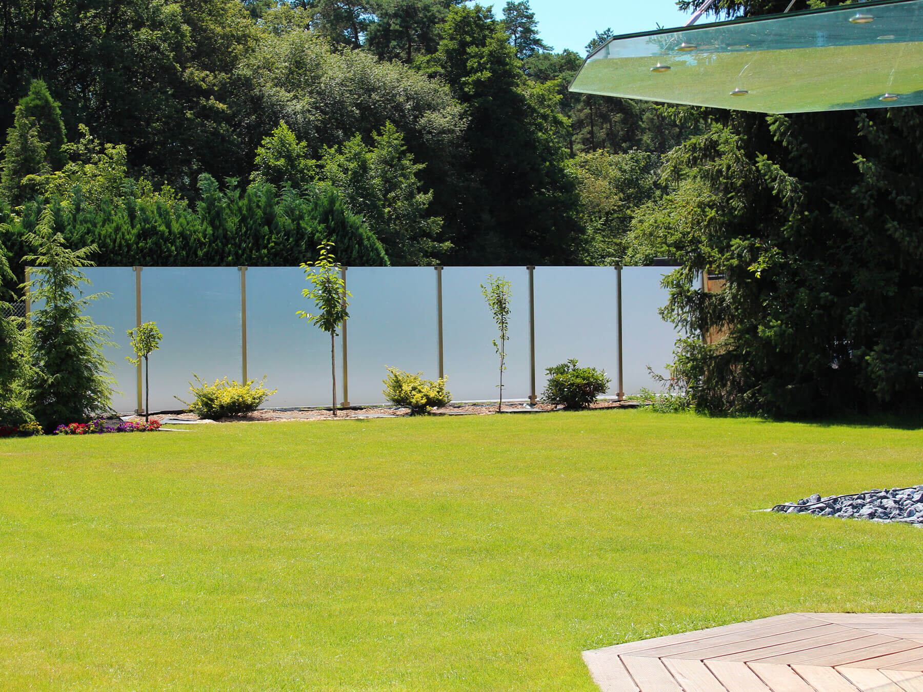 Langer Wind- und Sichtschutz mit Glaseckhalterung  im großen Garten