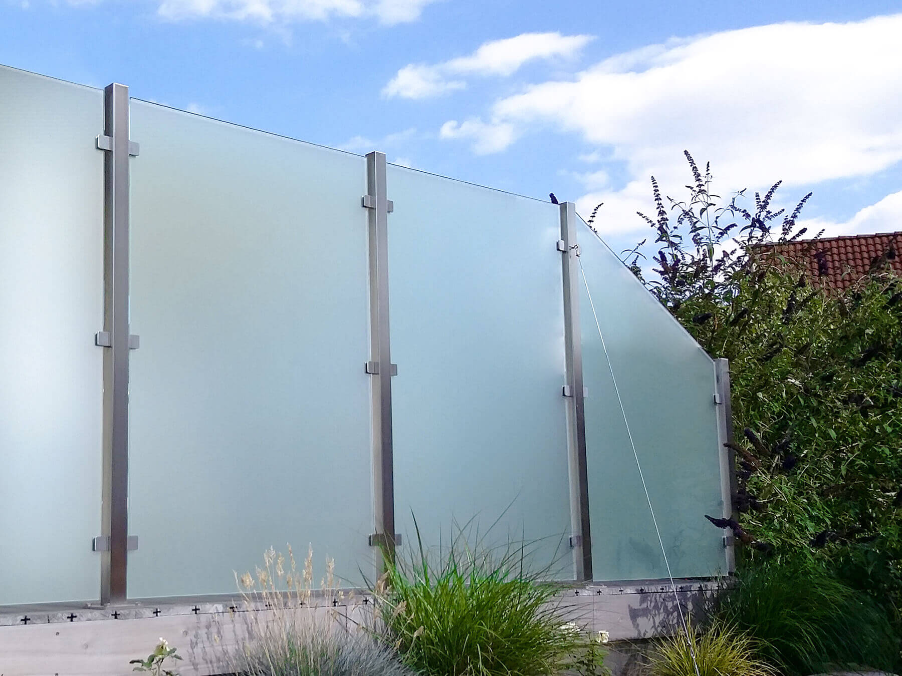 Wind- und Sichtschutz mit seitlichen Glasklemmen im Garten