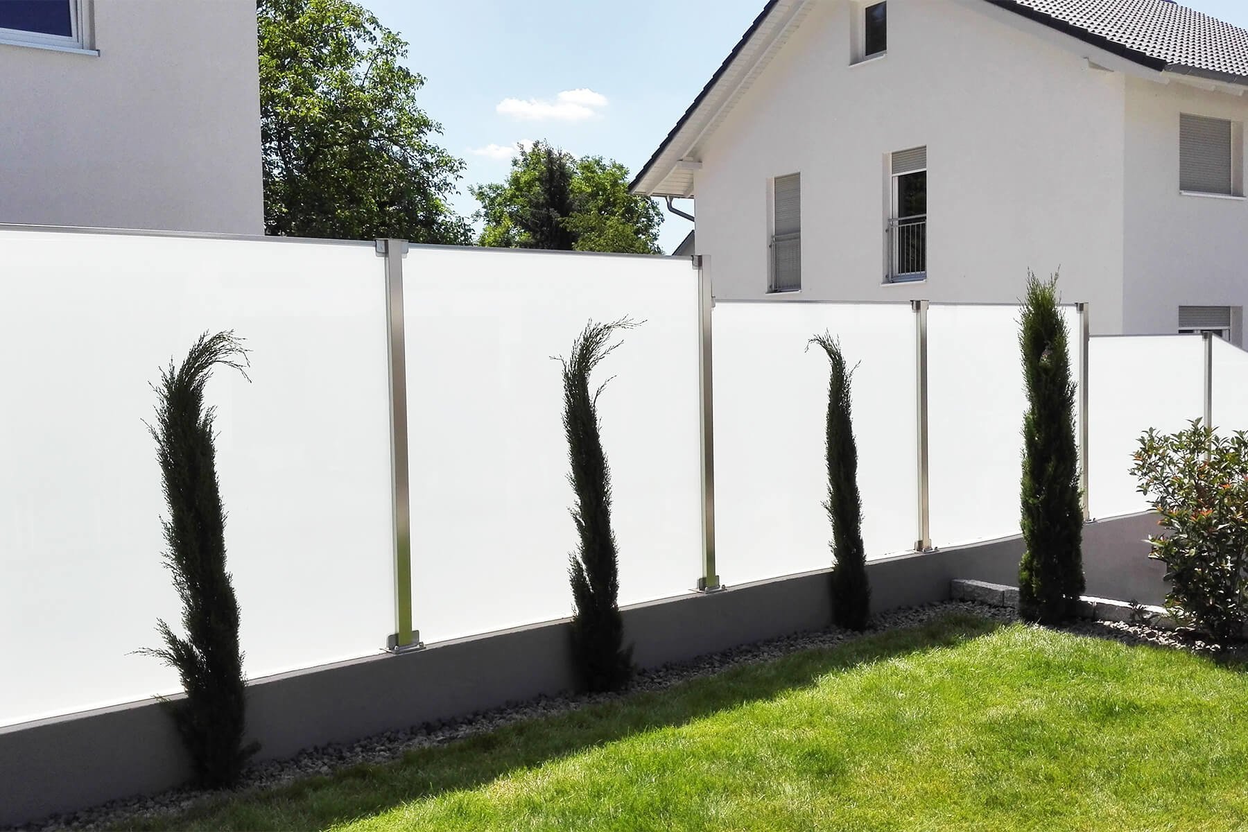 Glaszaunsystem Aundo mit Schrägschnitten die perfekte Lösung für Höhenanpassungen im Garten oder auf der Terrasse