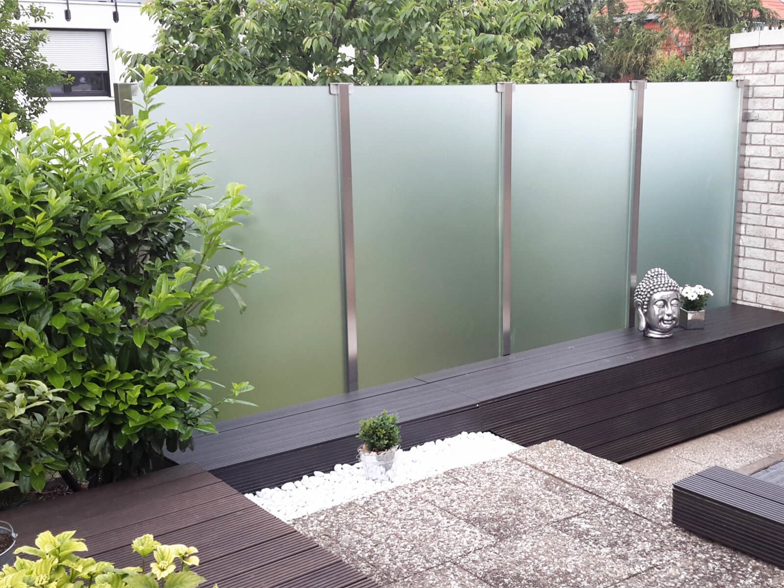Satinierter Glaszaun als Windschutz und Sichtschut für Garten und Terrasse in moderner zeitlosen Optik