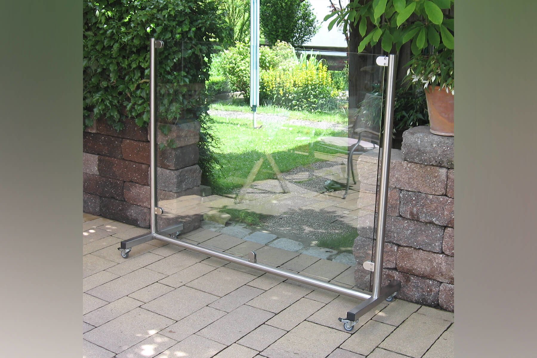 Mobiler Glas Windschutz auf Rollen freistehend für Garten Terrasse Balkon beliebig platzierbar und einsetzbar