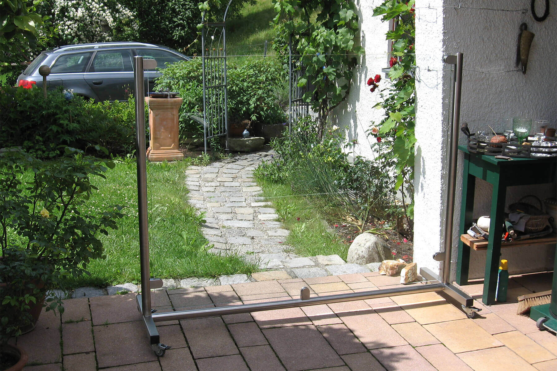 Rollbarer mobiler Windschutz ohne Sichteinschränkung flexibel platzierbar im Garten auf der Terrasse