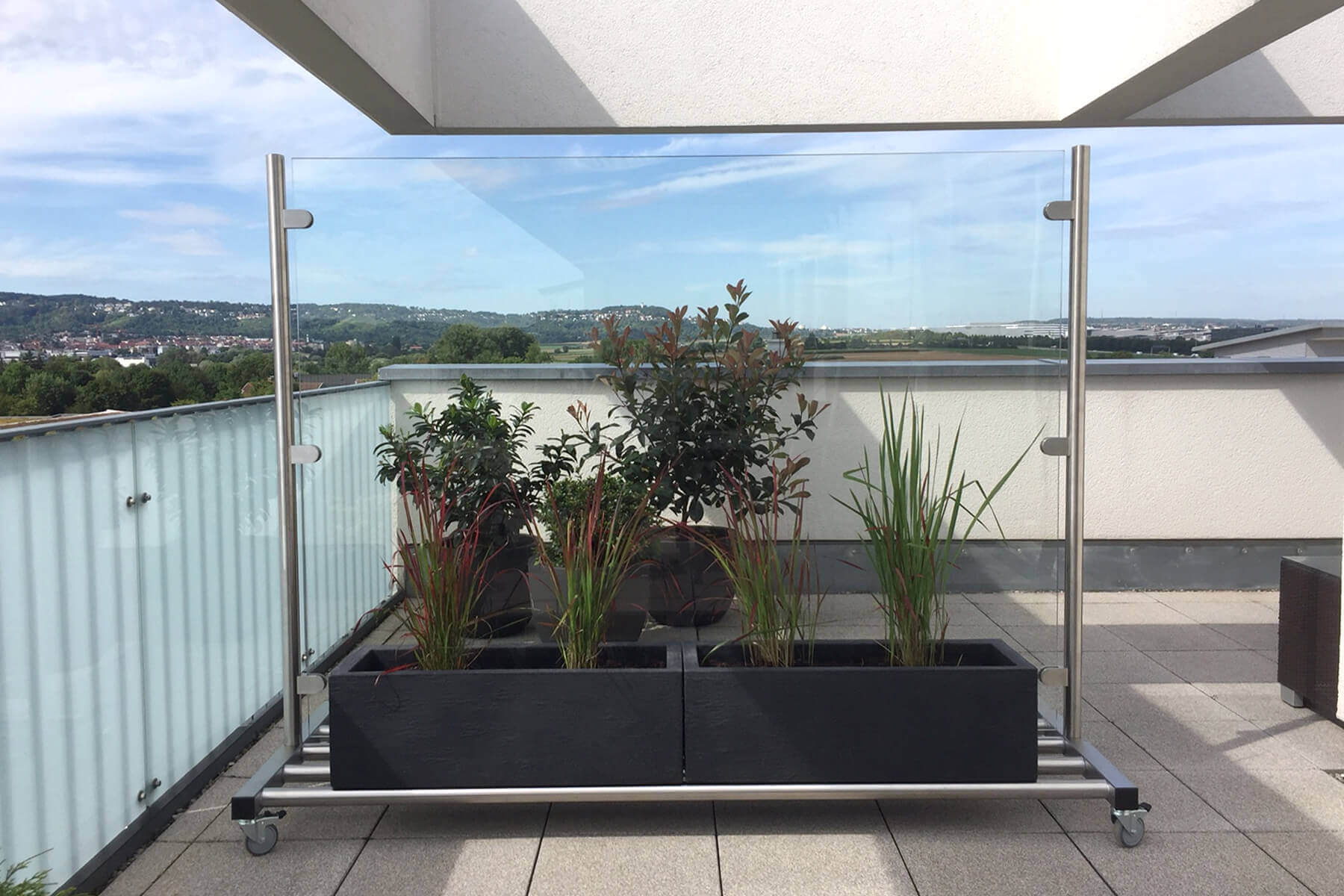 Windschutz rollba auf Rollen ideal für Garten Terrasse oder Balkon mit Ablagefläche