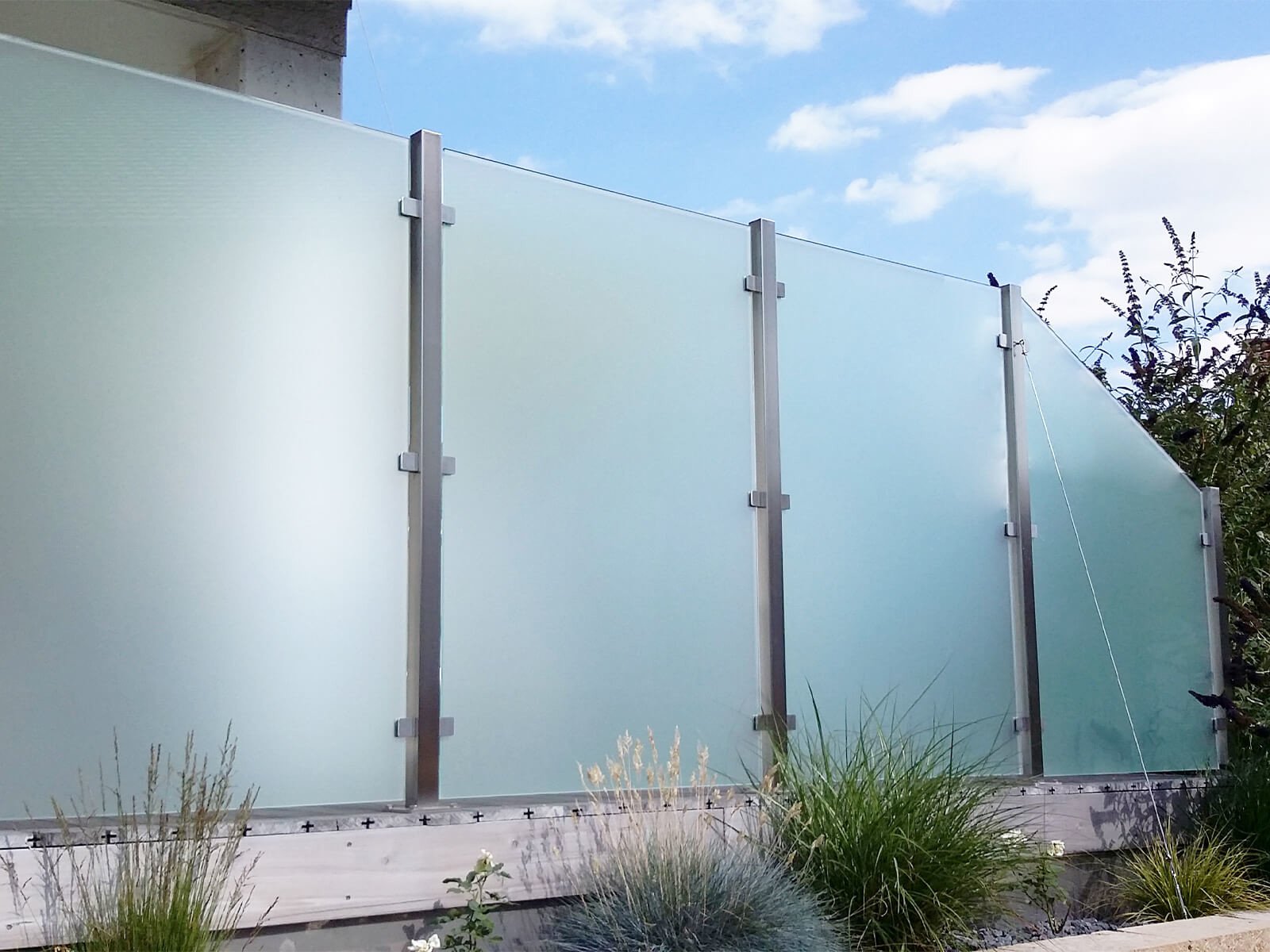 Glaszaunsystem Sichtschutz Feng individuelle Schrägschnitte und Gestaltungsmöglichkeiten für Garten Terrasse und Balkon