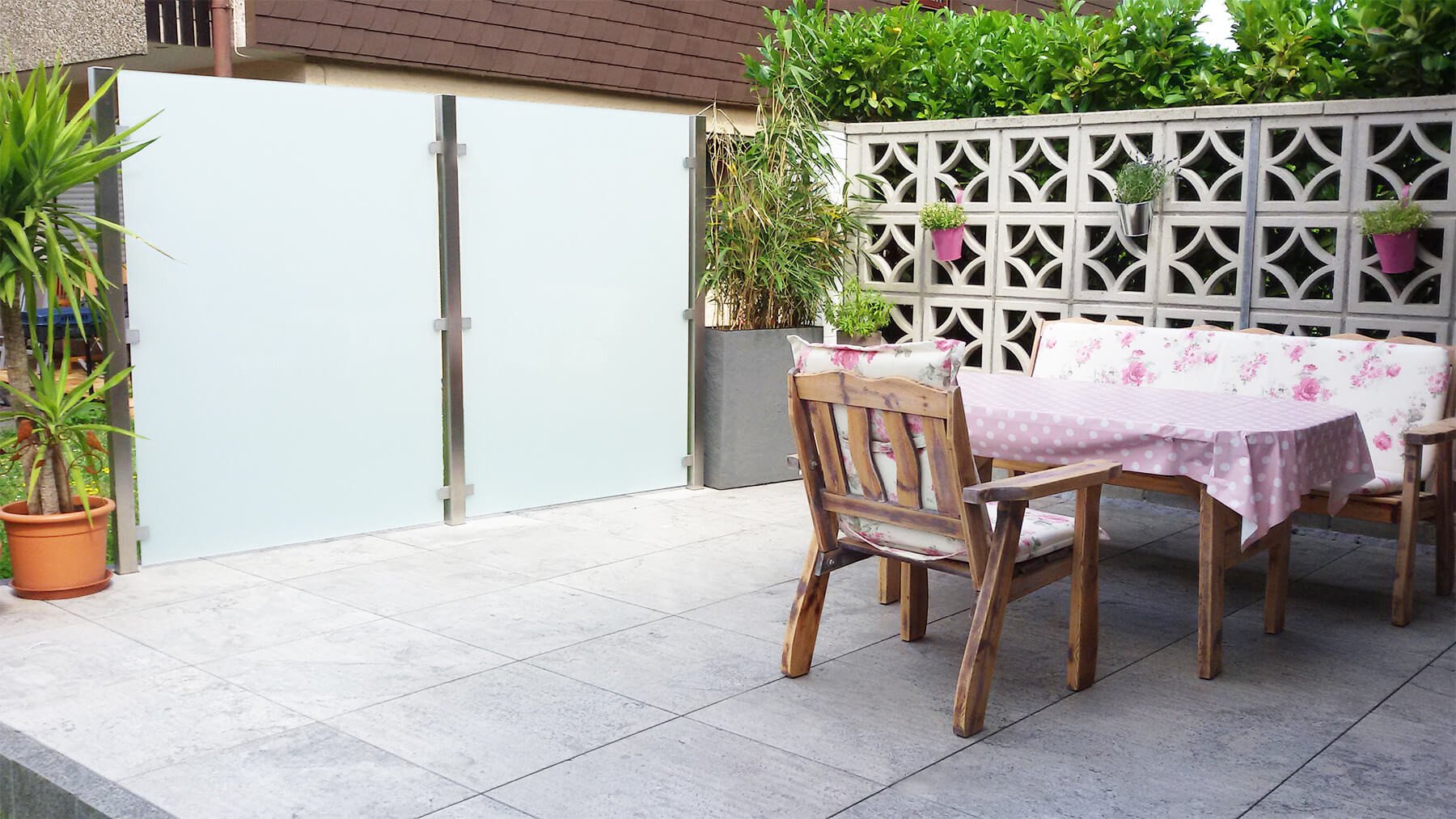 Moderner eleganter blickdichter Glaszaun für Garten und Terrasse